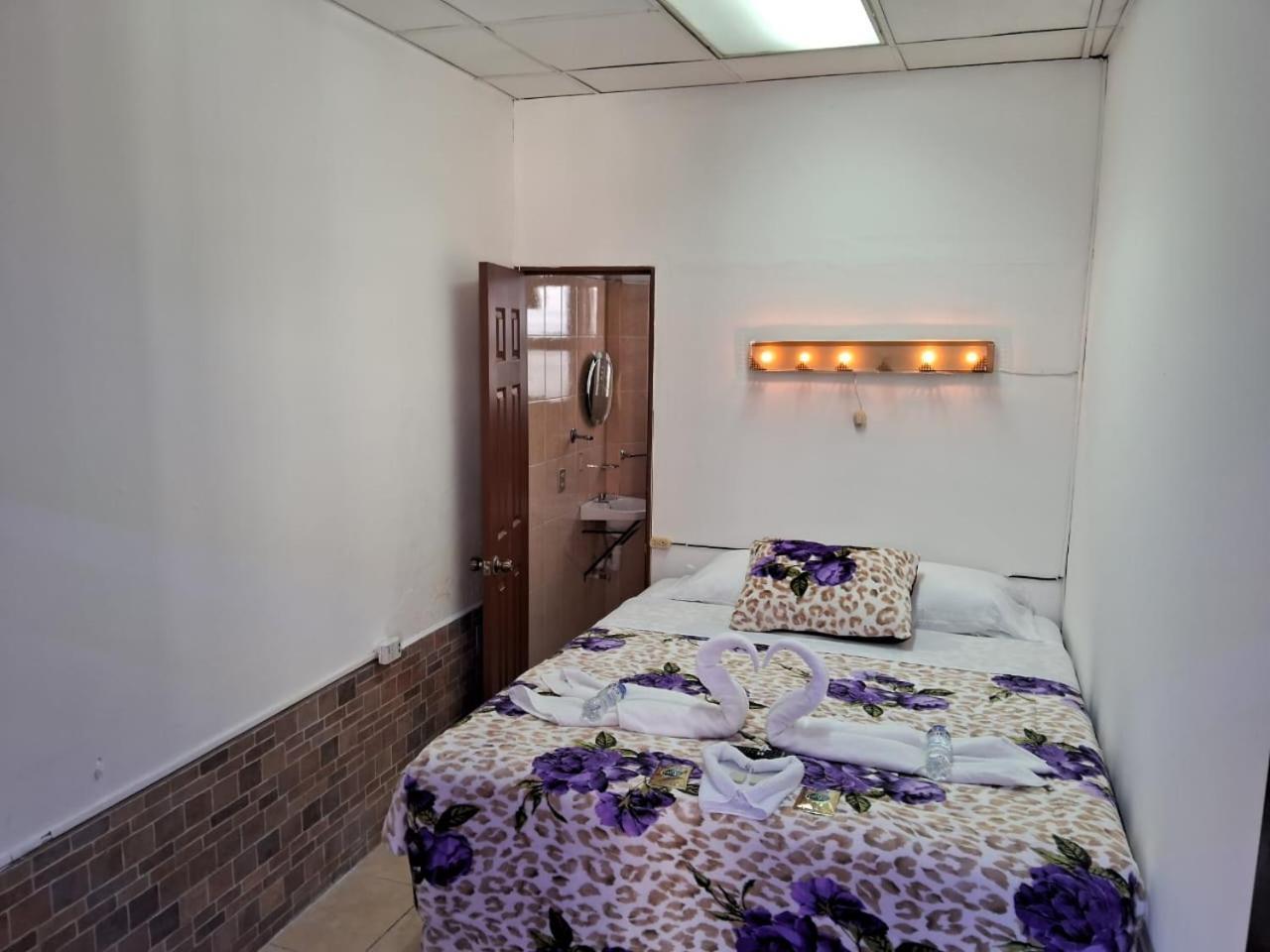 Hotel Kamelot Parque Central Quetzaltenango Dış mekan fotoğraf