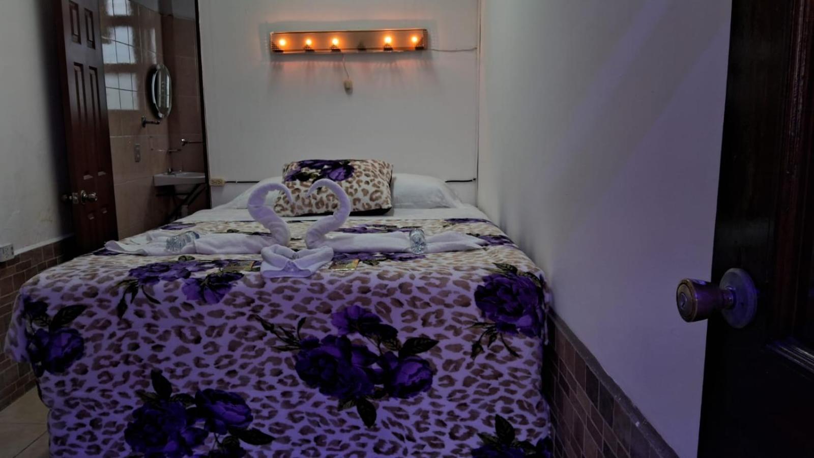 Hotel Kamelot Parque Central Quetzaltenango Dış mekan fotoğraf