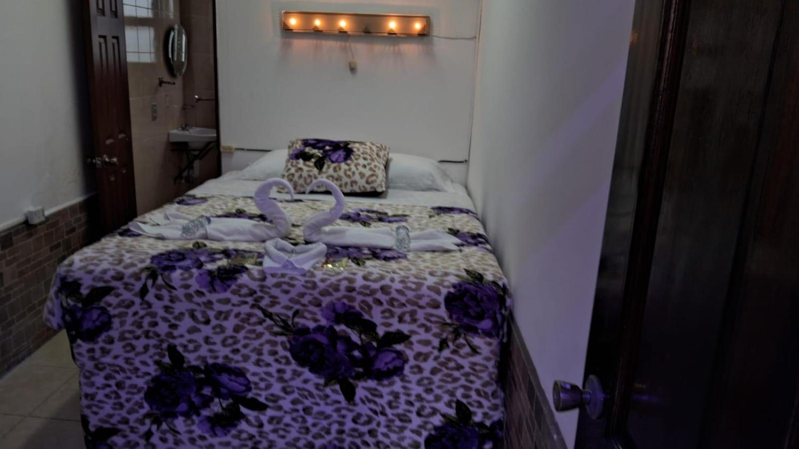Hotel Kamelot Parque Central Quetzaltenango Dış mekan fotoğraf